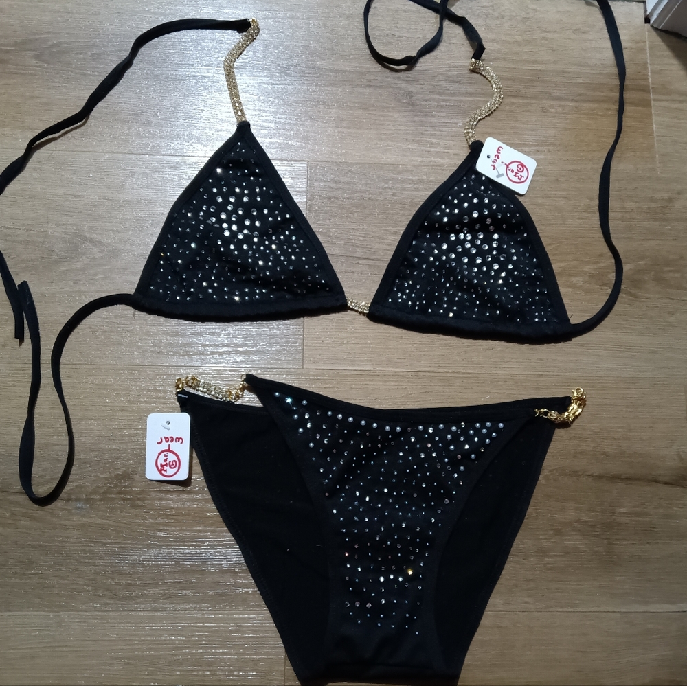 Black bodybuilding posing bikini suit